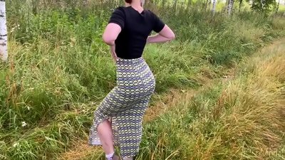 Xotin ko'chada xo'rozni so'radi va eshagida tugaydigan jinsiy aloqada bo'ladi. CleoModel rus porno